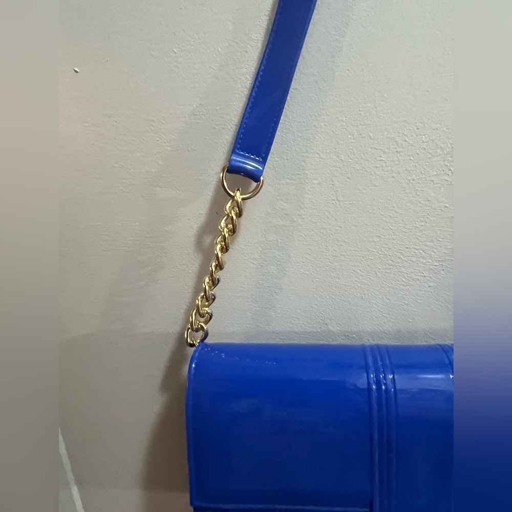 NWT Elegant Blue Patent PVC Women's Shoulder Bag with gold chain. - Picture 3 of 7